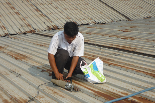 Báo giá thi công lợp mái tôn – Chi phí thay mái tôn tại nhà